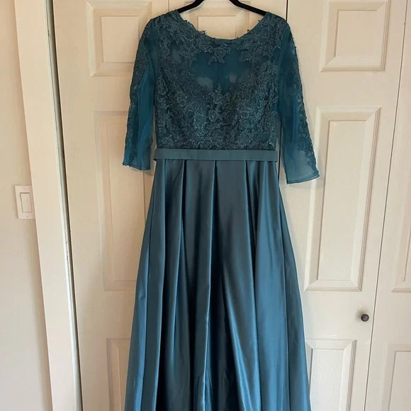 Beautiful dress - Picture 1 of 6